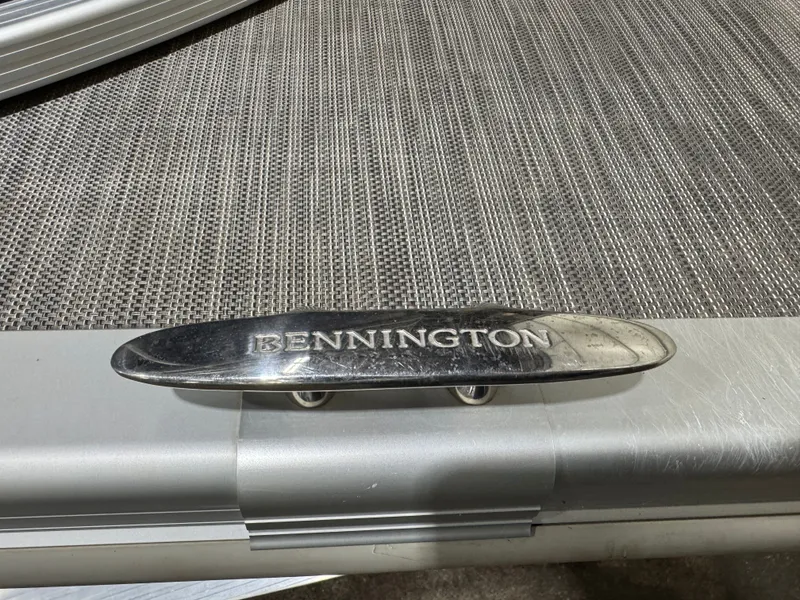 Slide: The Image of Bennington 22 SX Pontoon 2021 - 40