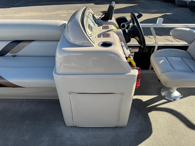 Slide: The Image of SunChaser Oasis 820 Pontoon 2012 - 16