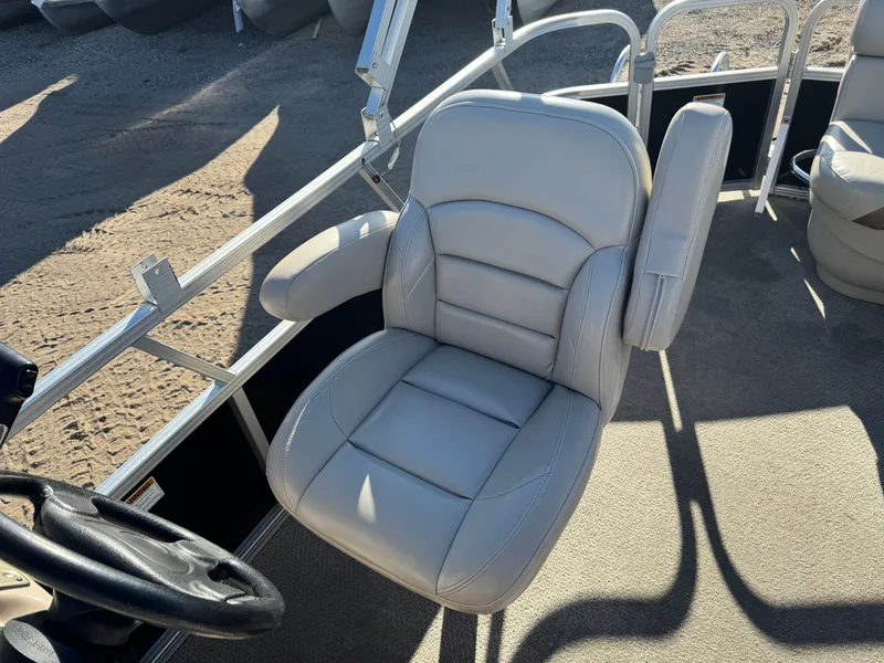 Slide: The Image of SunChaser Oasis 820 Pontoon 2012 - 18