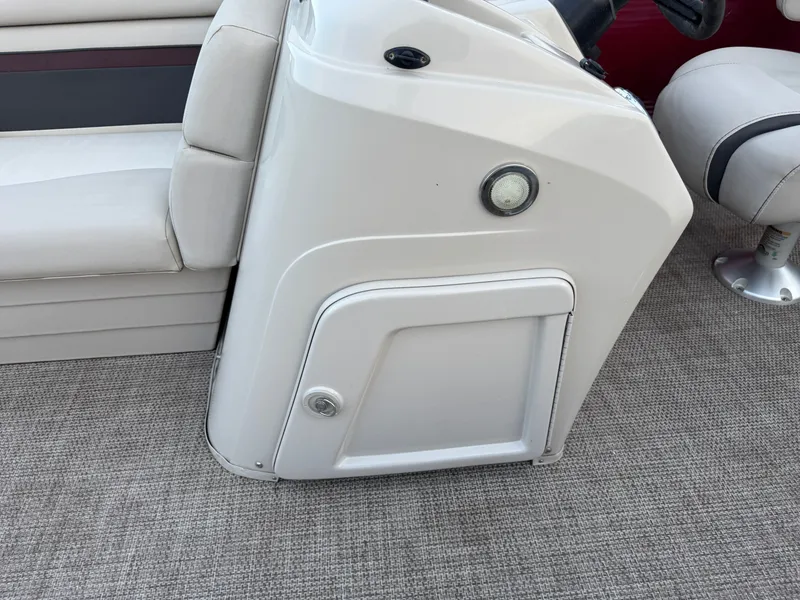 Slide: The Image of Bennington 21 SX Pontoon 2019 - 23