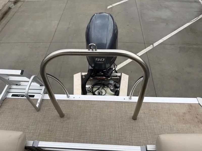 Slide: The Image of Avalon GS Cruise II 19' w/ Yamaha 90HP Fourstroke! 2022 - 8