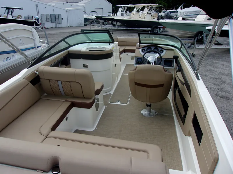 Slide: The Image of Sea Ray SDX 240 2017 - 19