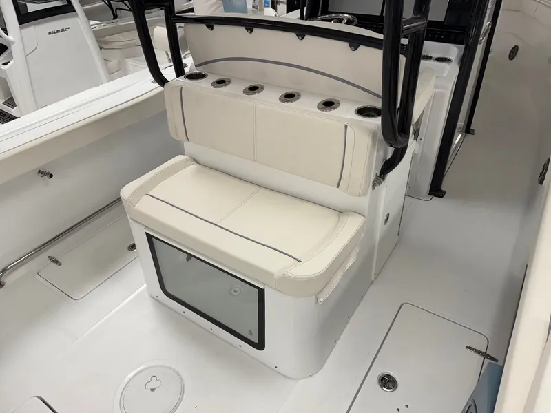 Slide: The Image of Sea Hunt ULTRA 305 CB 2026 - 12