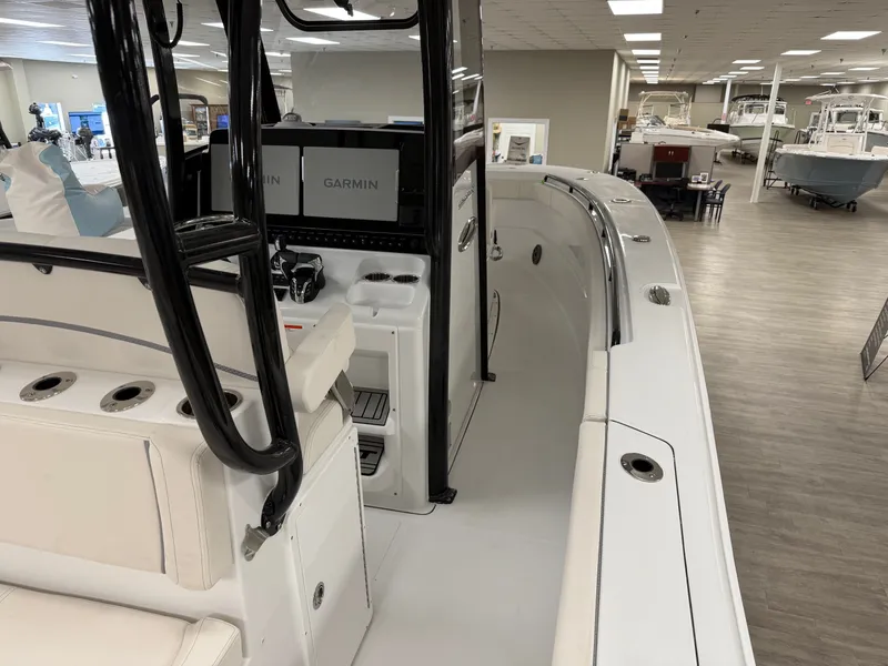 Slide: The Image of Sea Hunt ULTRA 305 CB 2026 - 13