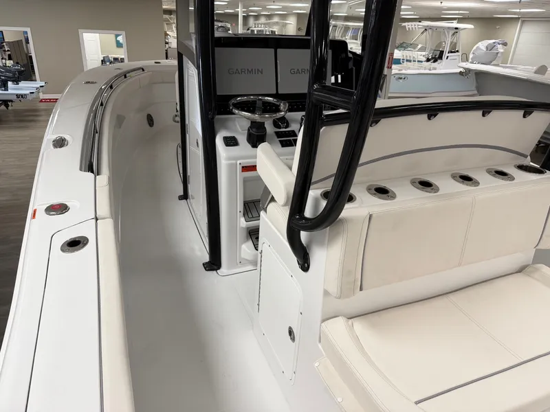 Slide: The Image of Sea Hunt ULTRA 305 CB 2026 - 14