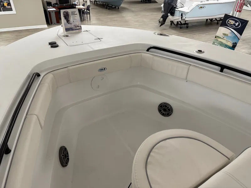 Slide: The Image of Sea Hunt ULTRA 305 CB 2026 - 17