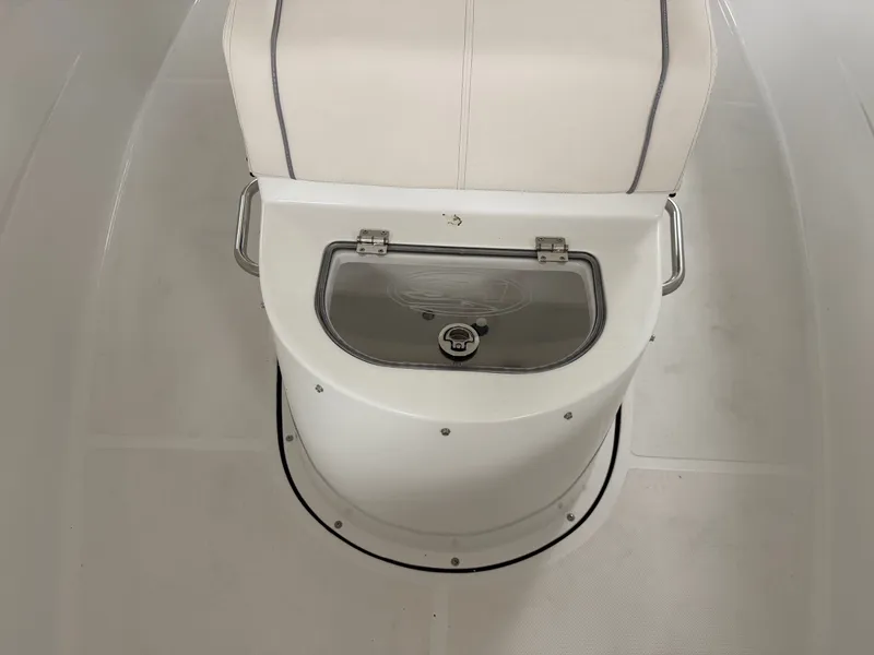 Slide: The Image of Sea Hunt ULTRA 305 CB 2026 - 18