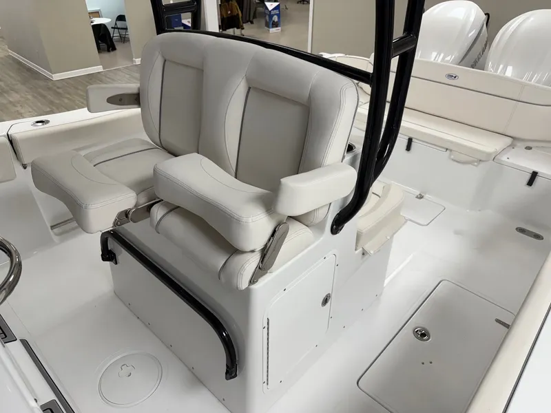 Slide: The Image of Sea Hunt ULTRA 305 CB 2026 - 2