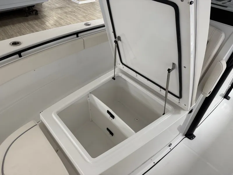 Slide: The Image of Sea Hunt ULTRA 305 CB 2026 - 6