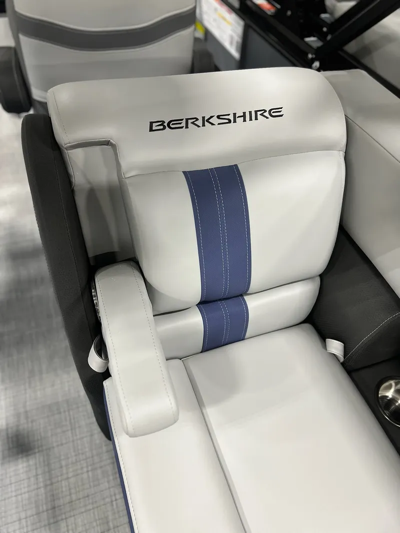 Slide: The Image of Berkshire 24E CTS 3.0 Tritoon 2026 - 13