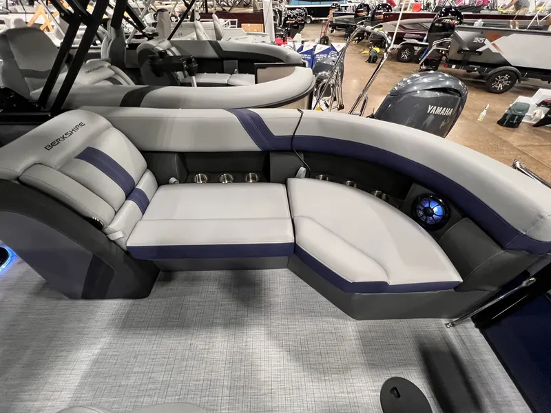 Slide: The Image of Berkshire 24E CTS 3.0 Tritoon 2026 - 17