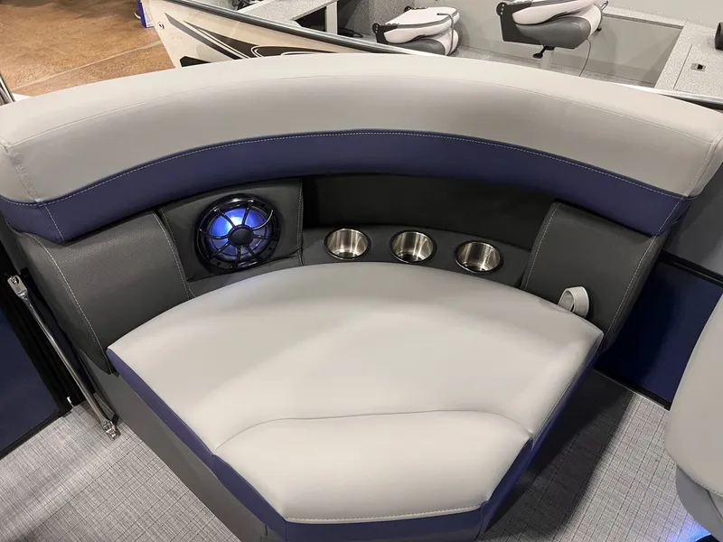 Slide: The Image of Berkshire 24E CTS 3.0 Tritoon 2026 - 22