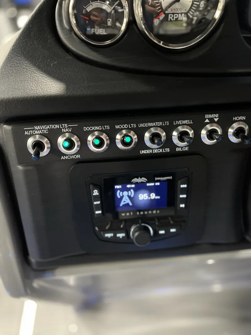 Slide: The Image of Berkshire 24E CTS 3.0 Tritoon 2026 - 3