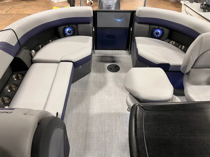 Slide: The Image of Berkshire 24E CTS 3.0 Tritoon 2026 - 5