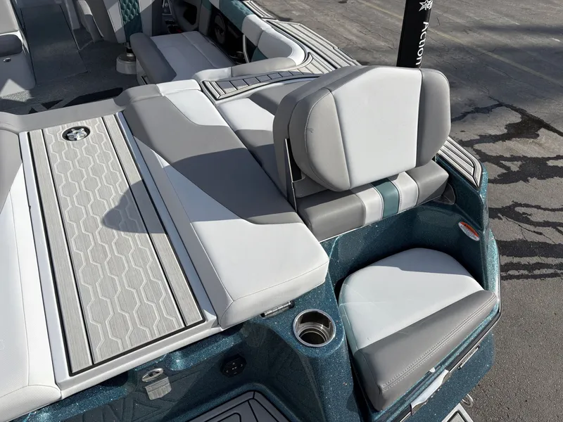 Slide: The Image of MasterCraft XT22 2025 - 9