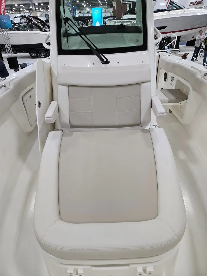 Slide: The Image of Boston Whaler 280 Outrage 2026 - 11