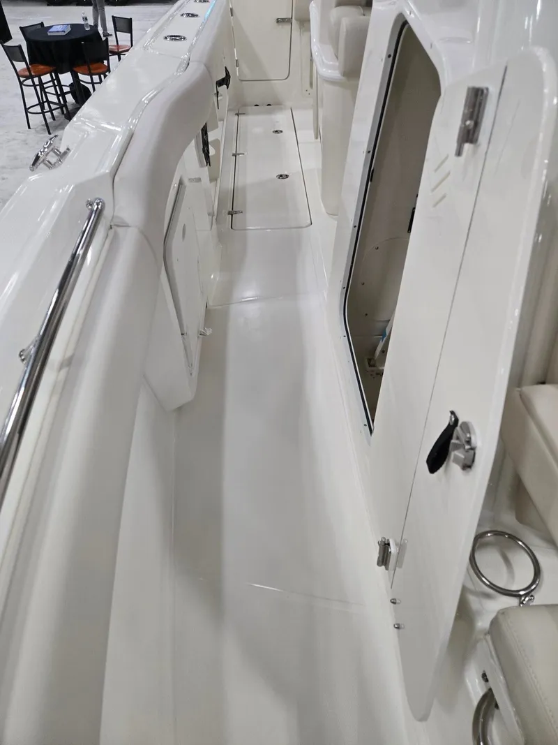 Slide: The Image of Boston Whaler 280 Outrage 2026 - 13