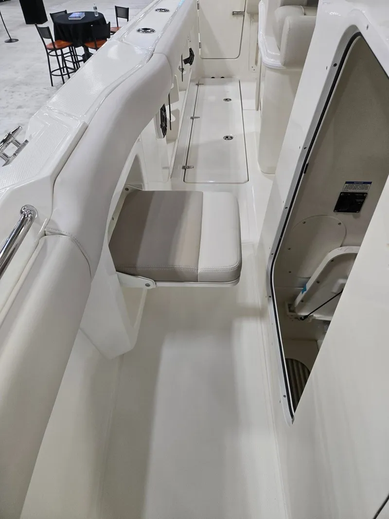 Slide: The Image of Boston Whaler 280 Outrage 2026 - 14