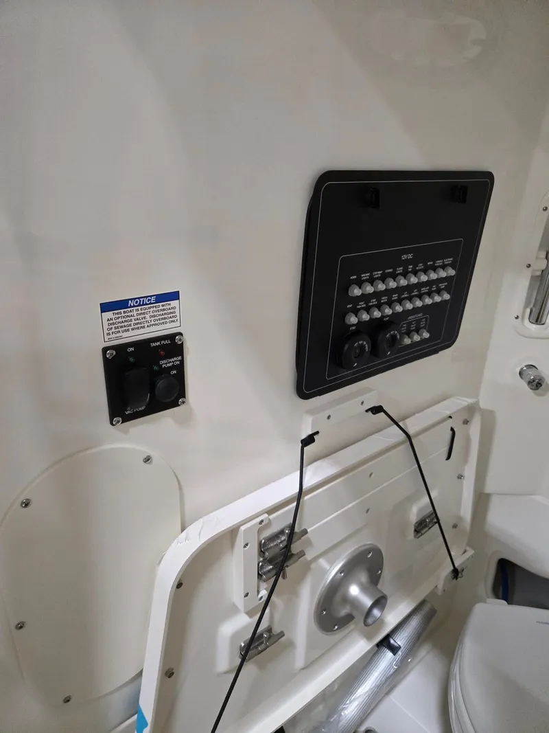 Slide: The Image of Boston Whaler 280 Outrage 2026 - 15