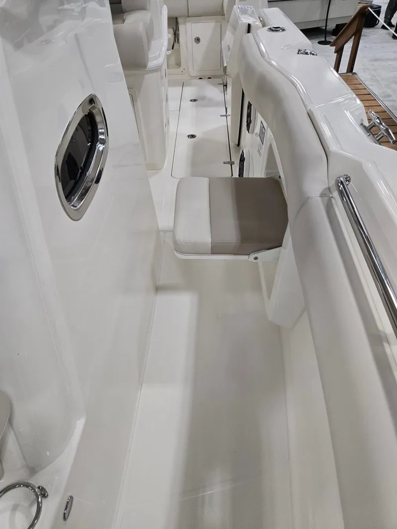 Slide: The Image of Boston Whaler 280 Outrage 2026 - 17