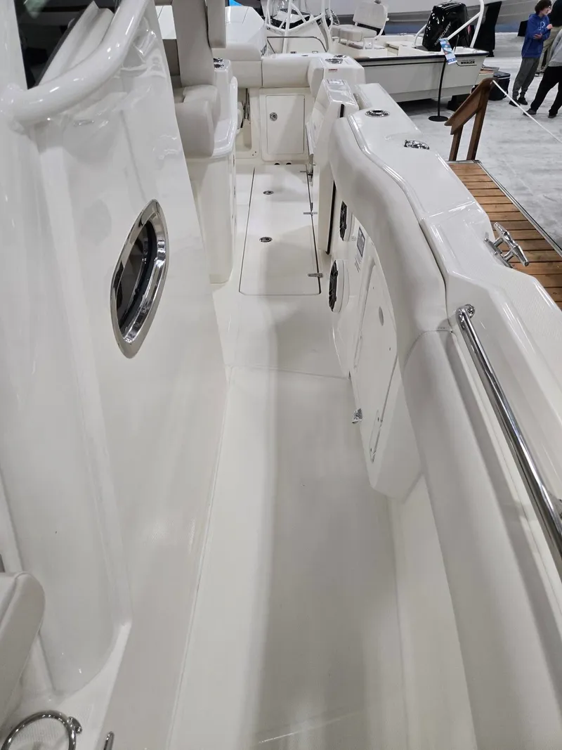 Slide: The Image of Boston Whaler 280 Outrage 2026 - 18