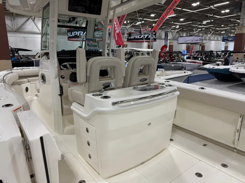 Slide: The Image of Boston Whaler 280 Outrage 2026 - 27
