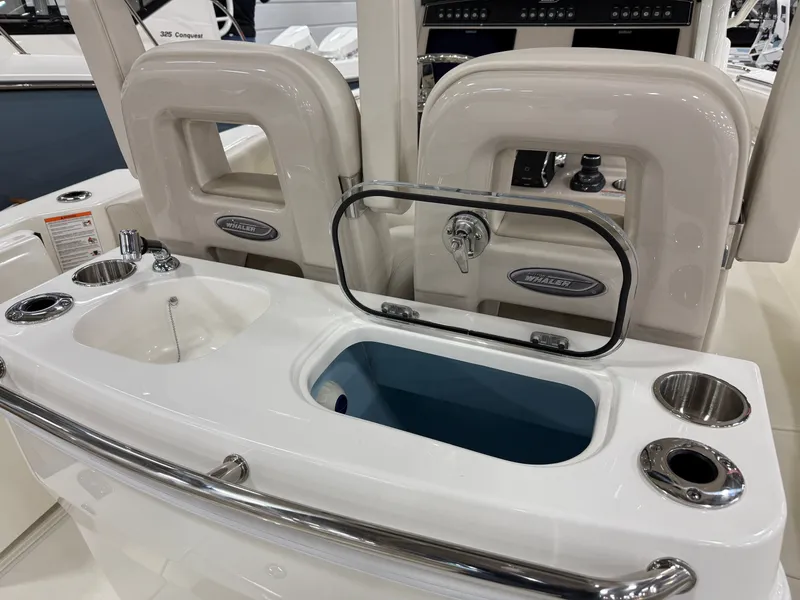 Slide: The Image of Boston Whaler 280 Outrage 2026 - 29