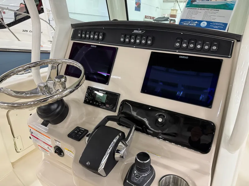 Slide: The Image of Boston Whaler 280 Outrage 2026 - 30