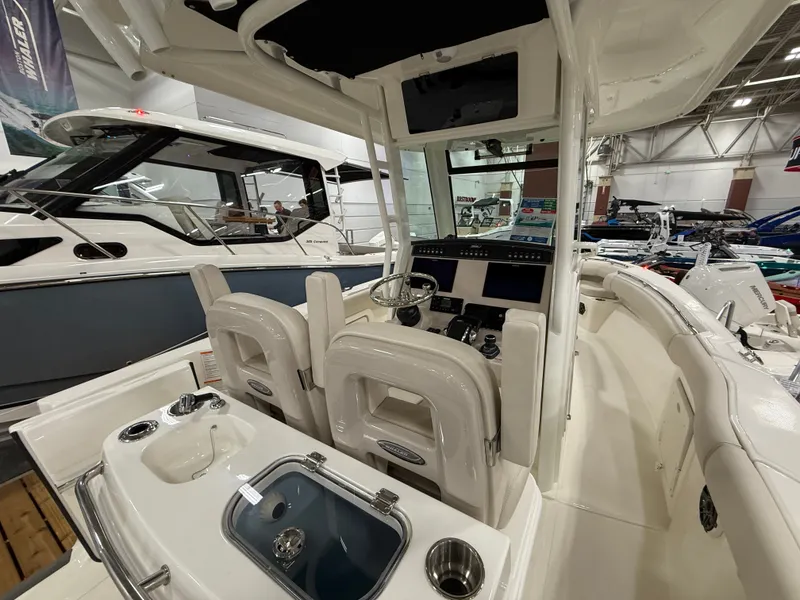 Slide: The Image of Boston Whaler 280 Outrage 2026 - 31