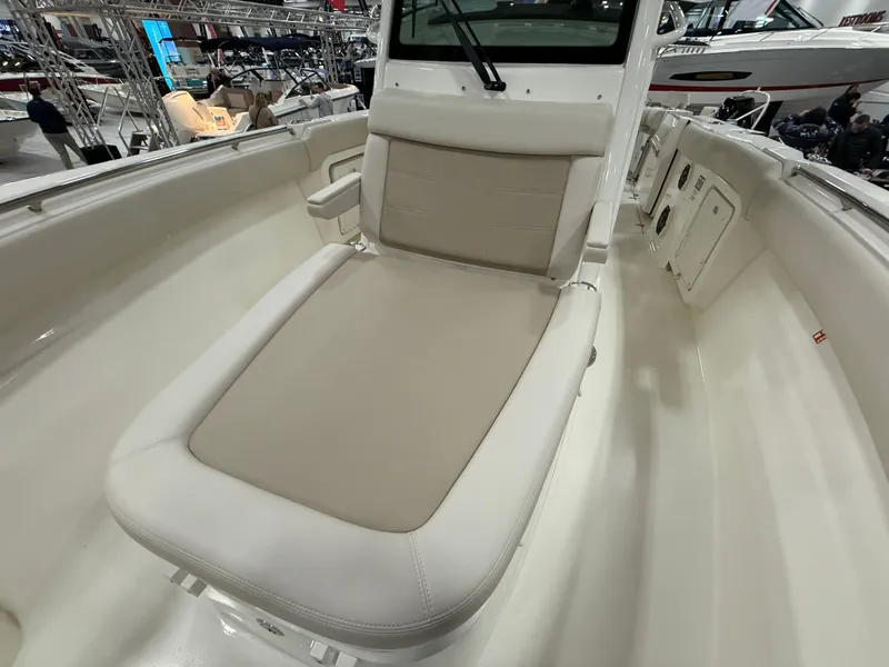 Slide: The Image of Boston Whaler 280 Outrage 2026 - 35