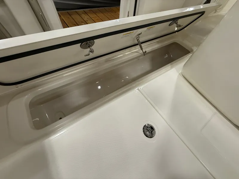 Slide: The Image of Boston Whaler 280 Outrage 2026 - 40