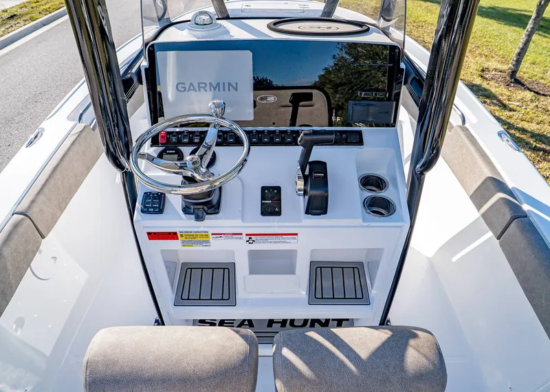 Slide: The Image of Sea Hunt Ultra 219 2026 - 16