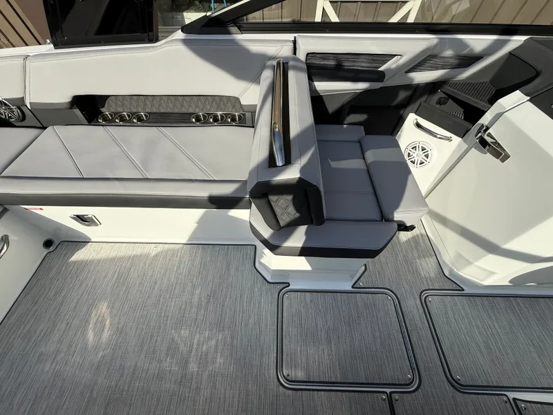 Slide: The Image of Cobalt R8 2026 - 945