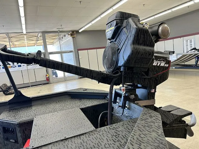 Slide: The Image of War Eagle 750 Gladiator Mud Boat 2026 - 8