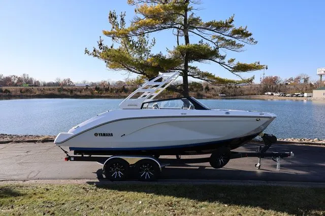 The Image of Yamaha 222 SE BOTH COLORS AVAILABLE 2026 - 1