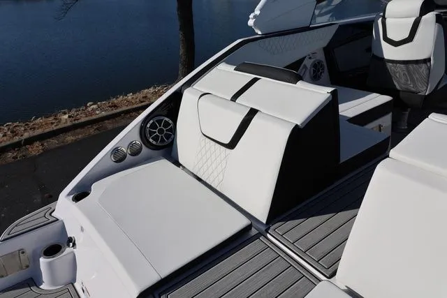 Slide: The Image of Yamaha 222 SE BOTH COLORS AVAILABLE 2026 - 19