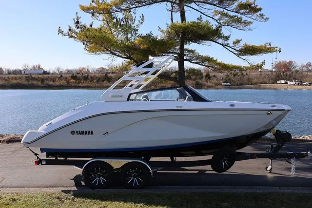 Slide: The Image of Yamaha 222 SE BOTH COLORS AVAILABLE 2026 - 20