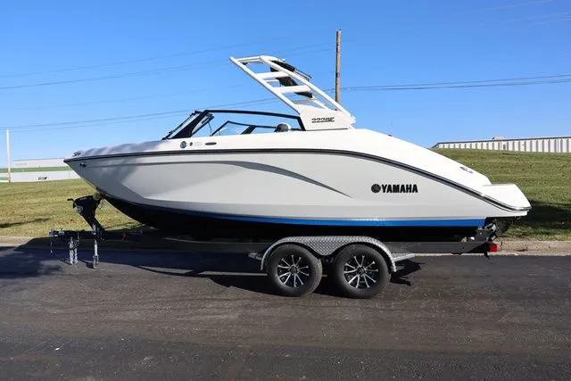 Slide: The Image of Yamaha 222 SE BOTH COLORS AVAILABLE 2026 - 24