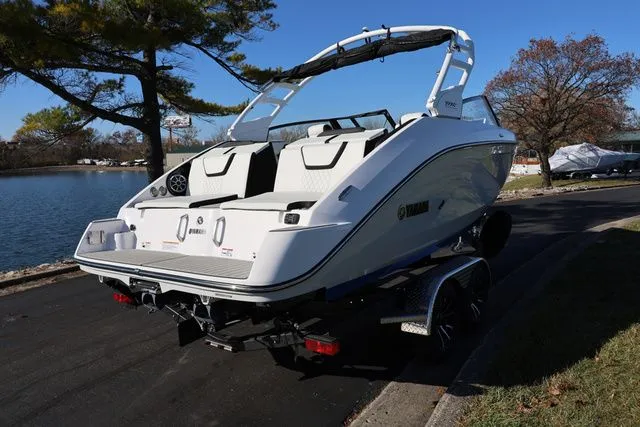 Slide: The Image of Yamaha 222 SE BOTH COLORS AVAILABLE 2026 - 28