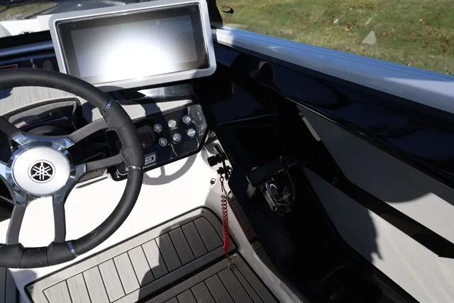 Slide: The Image of Yamaha 222 SE BOTH COLORS AVAILABLE 2026 - 9