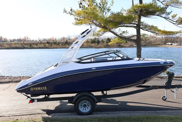 The Image of Yamaha 195 S BOTH COLOR AVAILABLE 2026 - 1