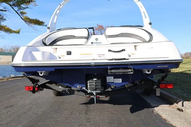 Slide: The Image of Yamaha 195 S BOTH COLOR AVAILABLE 2026 - 10