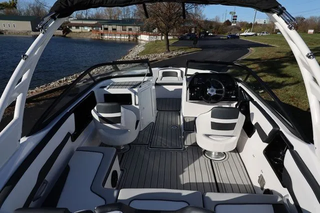 Slide: The Image of Yamaha 195 S BOTH COLOR AVAILABLE 2026 - 11