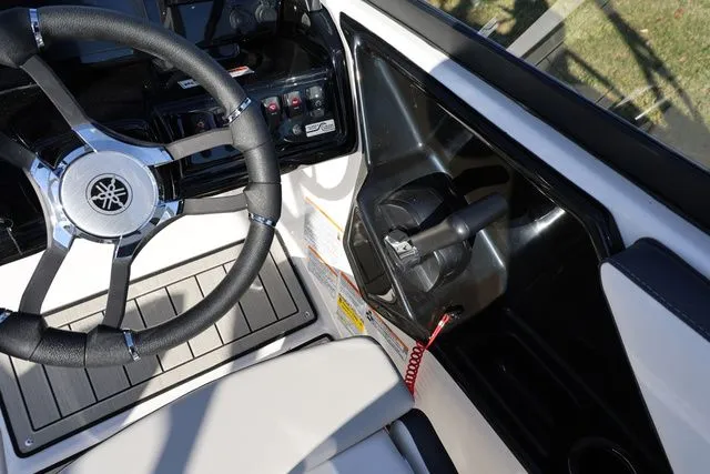 Slide: The Image of Yamaha 195 S BOTH COLOR AVAILABLE 2026 - 17