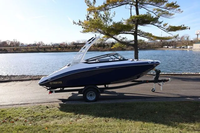 Slide: The Image of Yamaha 195 S BOTH COLOR AVAILABLE 2026 - 2