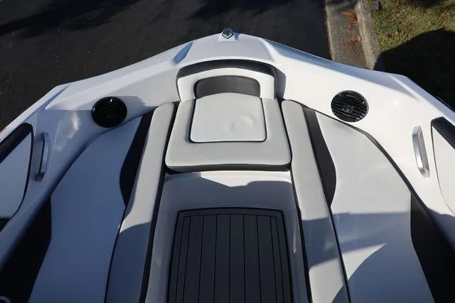 Slide: The Image of Yamaha 195 S BOTH COLOR AVAILABLE 2026 - 21