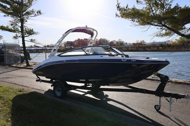 Slide: The Image of Yamaha 195 S BOTH COLOR AVAILABLE 2026 - 3