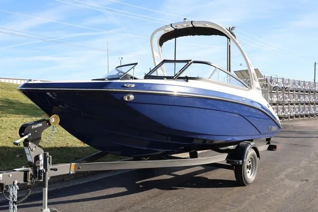 Slide: The Image of Yamaha 195 S BOTH COLOR AVAILABLE 2026 - 5