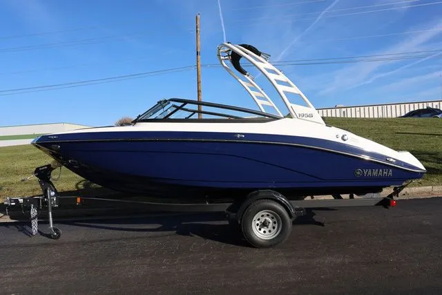 Slide: The Image of Yamaha 195 S BOTH COLOR AVAILABLE 2026 - 6