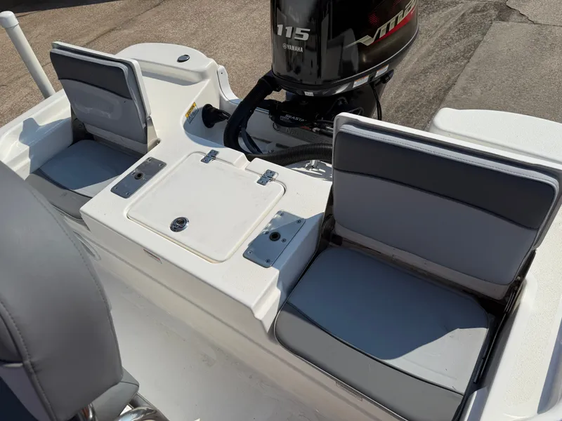 Slide: The Image of NauticStar 194 XTS 2024 - 15